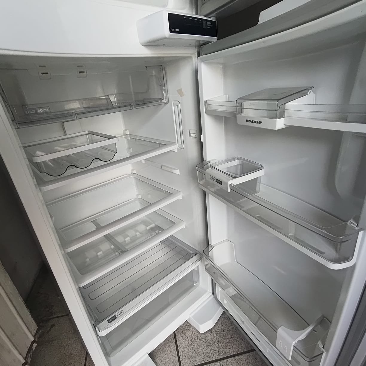 Técnico consertando refrigerador